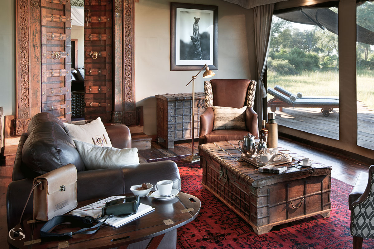 Private lounge area connecting the master bedrooms at Duba Plains Suite