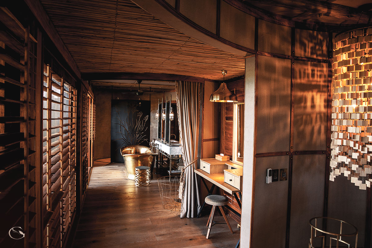 Dressing room and bathroom at Mombo Camp